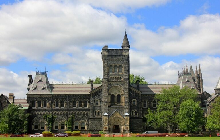 Perbandingan Universitas Terbaik di Dunia: Harvard vs. Oxford – Artikel ini membandingkan dua universitas terbaik di dunia, yaitu Harvard University dan University of Oxford, dari segi program studi, fasilitas, dan pengakuan global.