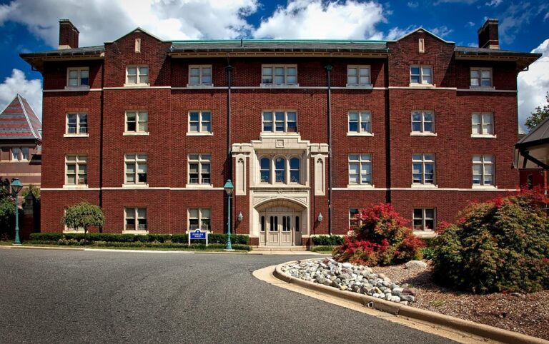 UPB juga memiliki berbagai kegiatan ekstrakurikuler yang dapat membantu mahasiswa dalam mengembangkan soft skill dan kepribadian. Selain itu, UPB juga aktif dalam mengadakan seminar, workshop, dan kegiatan lainnya untuk memperluas pengetahuan dan wawasan mahasiswa.